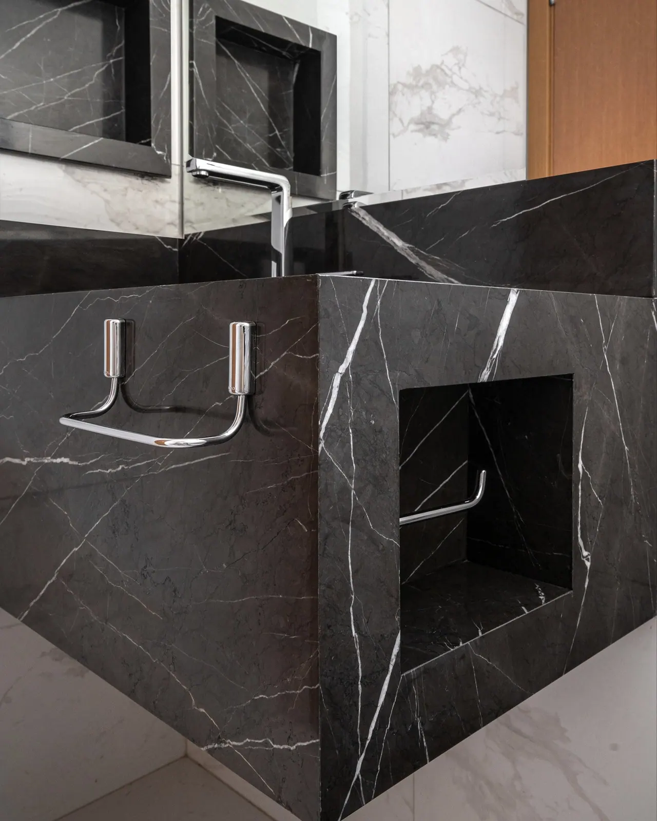 Banheiros e lavabos: Mármore Nero Marquina nicho embutido na bancada para suporte