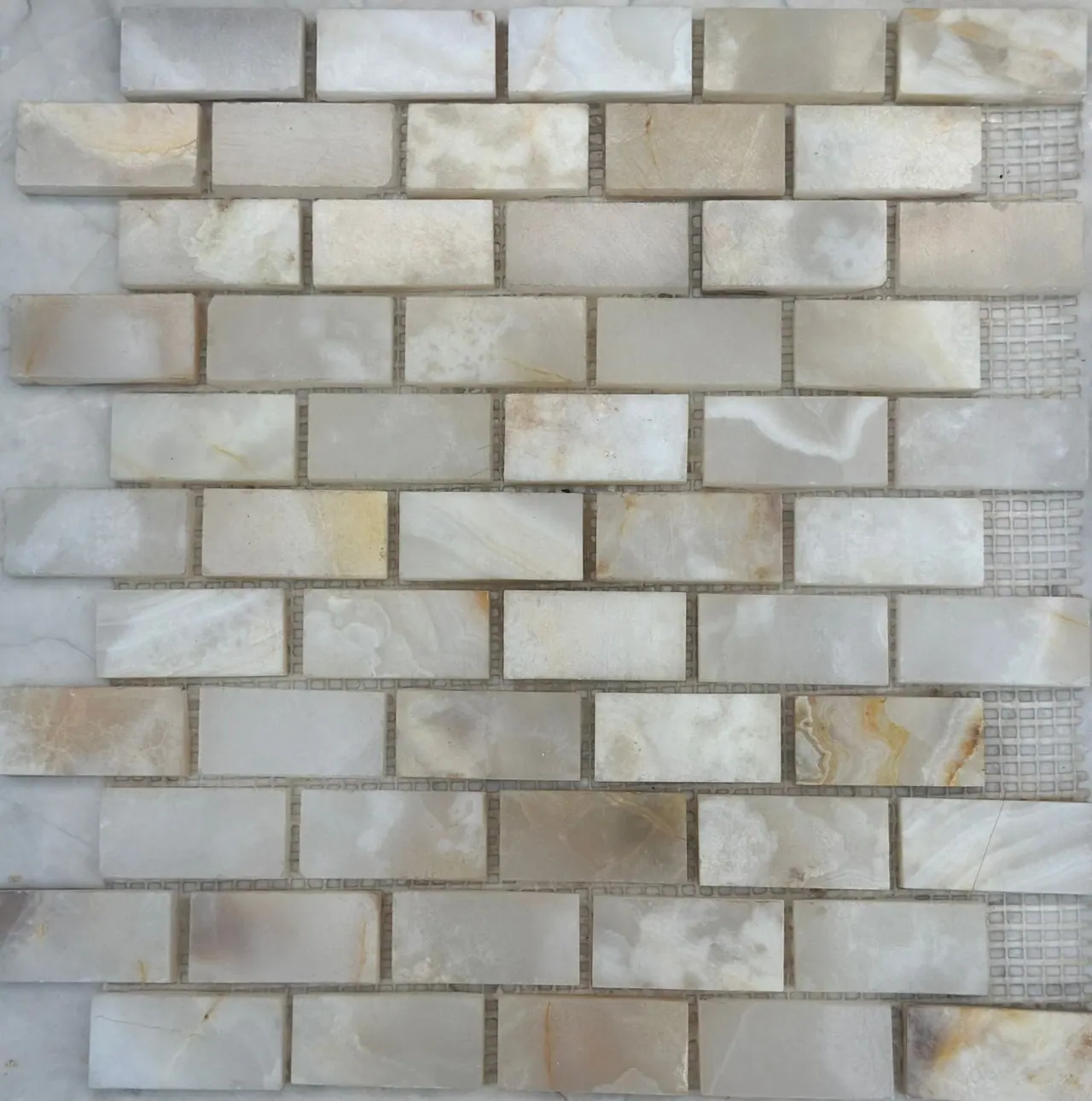 Pastilha Ônix Natural – Placa 30 × 30 aplicado em ambiente
