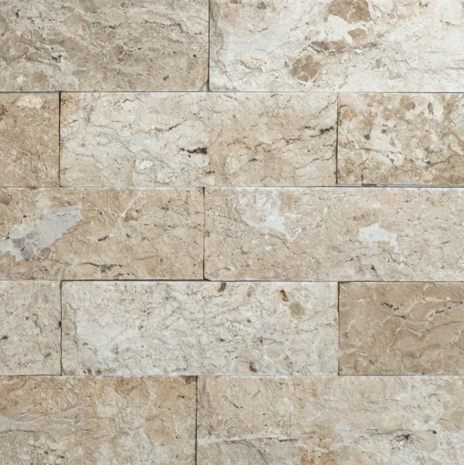 Rockface Travertino Nacional aplicado em ambiente